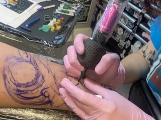 Interior de salon de tatuaj, masa de lucru