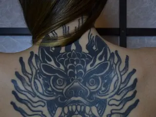Tatuaj proaspăt pe braț, în primele ore după ședință
